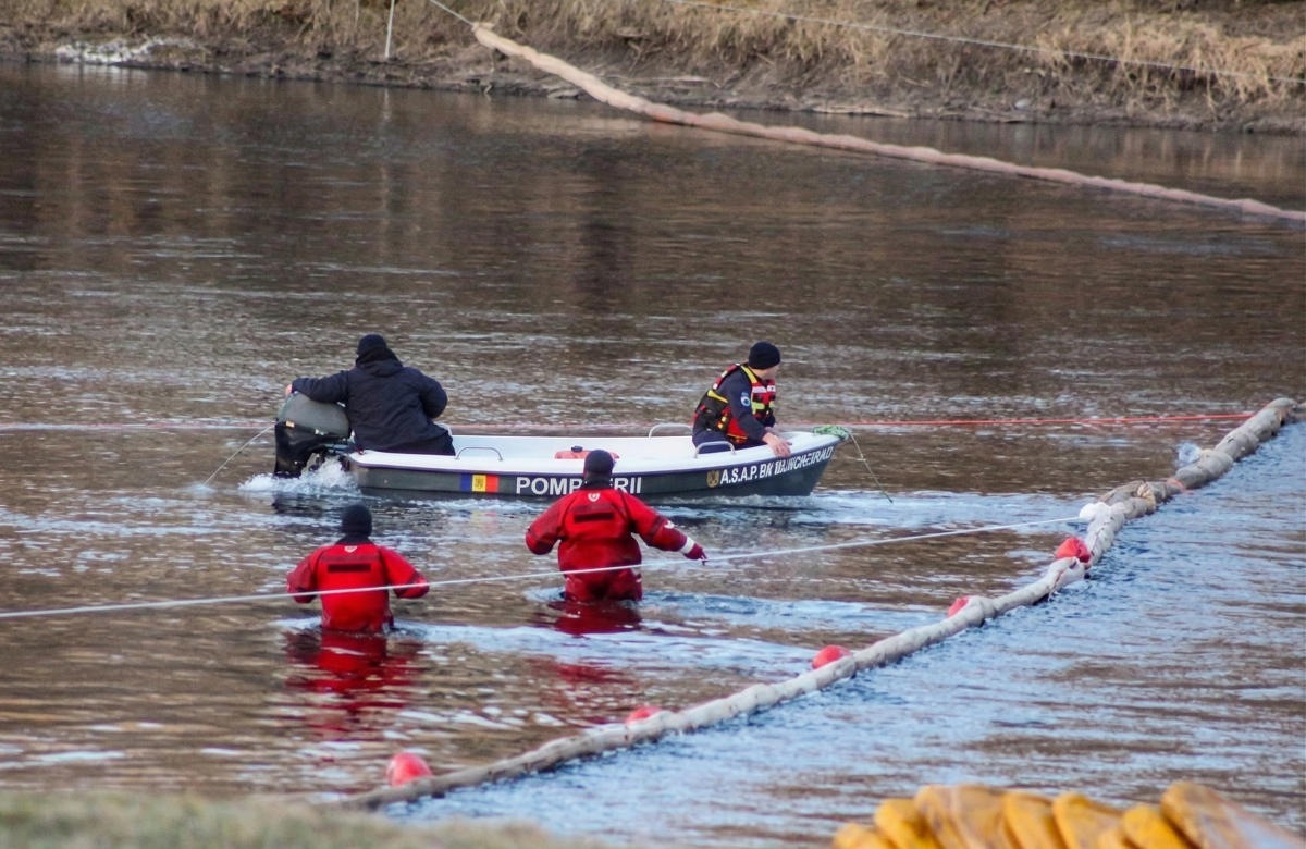 Боны на воде: Дубоссарская ГЭС защищает турбины от загрязнения Днестра