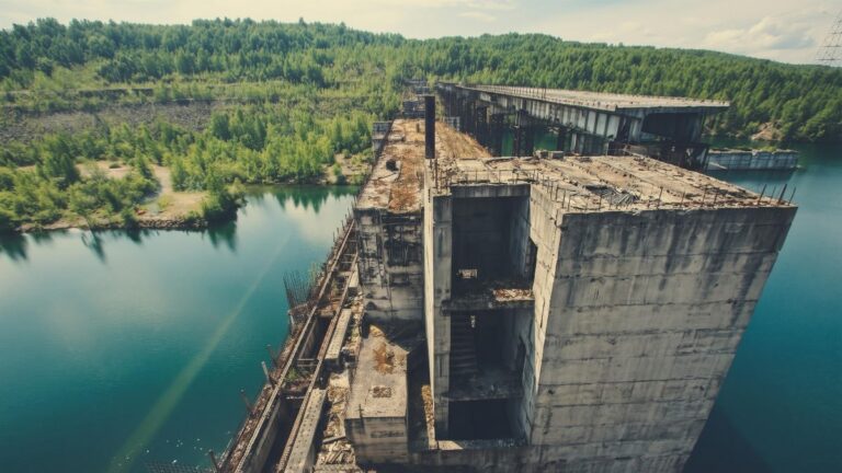 Старую плотину Крапивинской ГЭС в Кузбассе разрешили достраивать